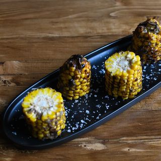 Mazorca  de maiz, aceite y sal