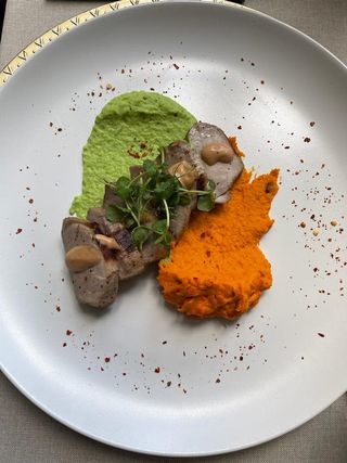 Mușchiuleț & bis de piure de mazăre și morcov copt