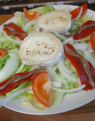 ENSALADA DE RULO DE CABRA