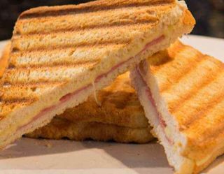 ტოსტი ყველით და ლორით