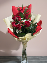 7 ruža sa zelenilom u pakovanju