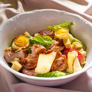 თბილი ქათმის სალათი შებოლილი სულუგუნით