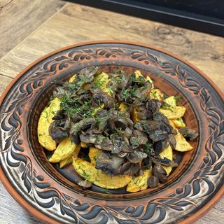 Картопля по-селянськи з печерицями та цибулею