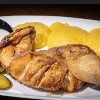 Pui la ceaun cu mamaliguta si usturoi