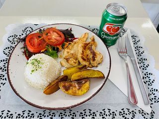 Filé de Frango ou Bifana com Arroz, Salada e Batata Frita