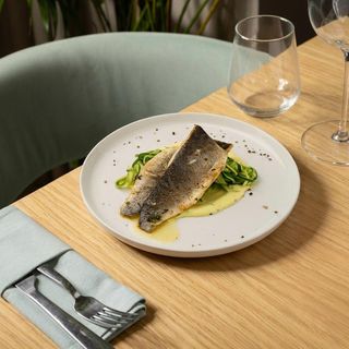 Biban de mare cu dovlecel și sos cremos cu ghimbir