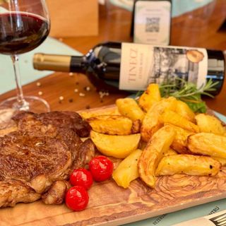 Antricot de vita angus cu garnitura de cartofi la cuptor cu rozmarin