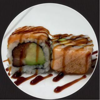 72 Aguacate Y Salmón Con Salmón Flambeado Por Encima (8 Uds.)