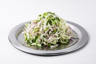 Świeża sałatka z kapusty z ziołami.