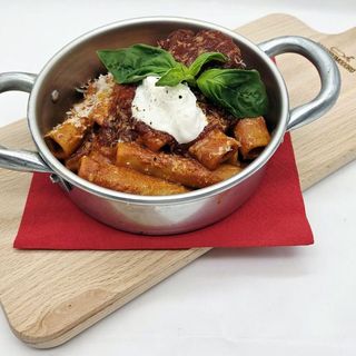 Candele spezzate, ragù napoletano e ricotta