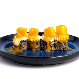 117.Maki Frito Con Salmón Y Mango (8 Uds.)