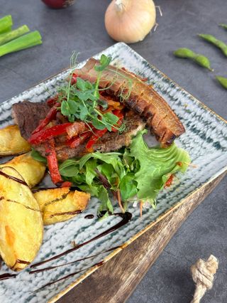 Ceafa de porc tiganeasca cu cartofi taranesti