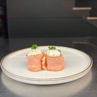 6) Gunkan Salmão Filadélfia Braseado (4 pçs)