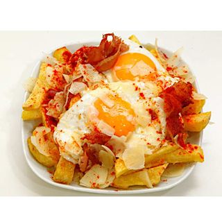 Patatas Fritas Con Huevos Fritos (Ración)