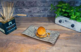 BRIOCHE DE PRINGÁ CON CEBOLLA CARAMELIZADA.