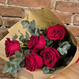 5 trandafiri rosii V-Day Cluj