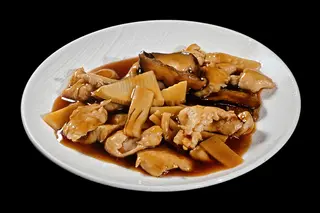 48 Pollo con funghi e bambù
