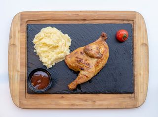 Половин младо френско петле с картофено пюре баркекю сос (400г)