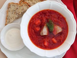 Червоний борщик на томленій телятині