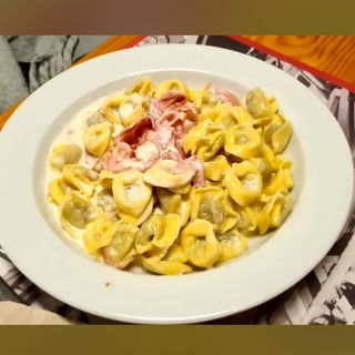Tortellini nata, bacón y parmesano
