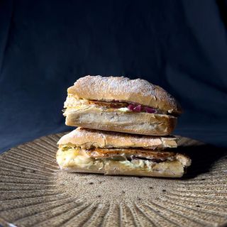 Bocata De Pollo, bacon, tetilla, cebolla crujiente, mezclun y kymchinesa