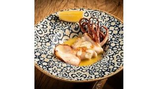 Calamar la Gratar in Sos de Vin Alb si Usturoi