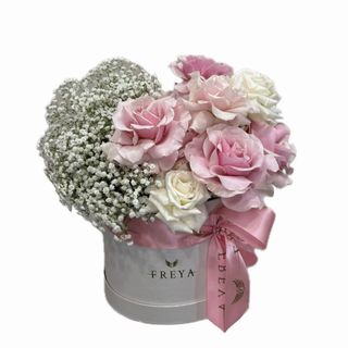 Cutie medie cu gipsophila si 15 trandafiri albi si roz flexati