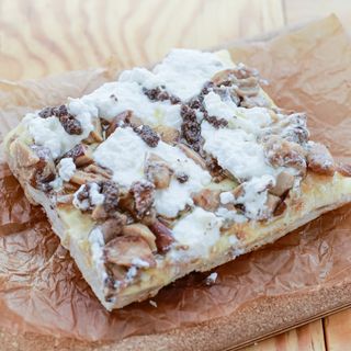 Pizza cu porcini, ricotta și cremă de trufe - portie