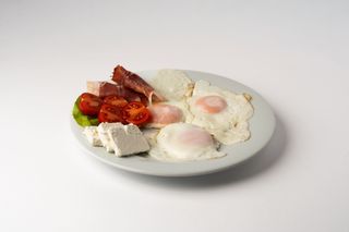 Jaja na oko sa njeguškim pršutom