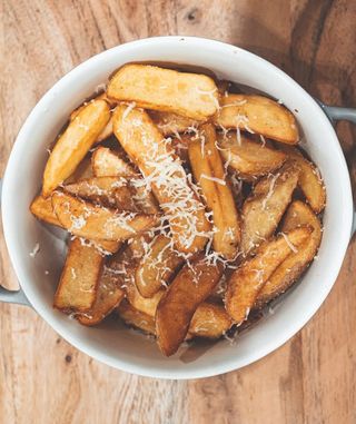 Frytki Stekhouse z posypką z cheddara