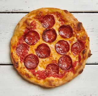 Pizza al tegamino salame e gorgonzola