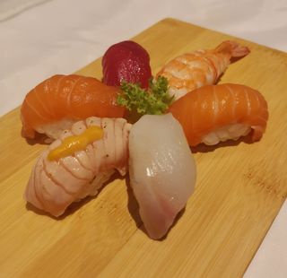 310.Sushi nighiri misto 6 pezzi 