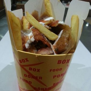 Box De Patatas Deluxe Con Kebab