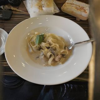 Паста "Фетучини с курицей и грибами в сливочном соусе