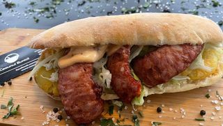 Sandwich cu cârnaţ