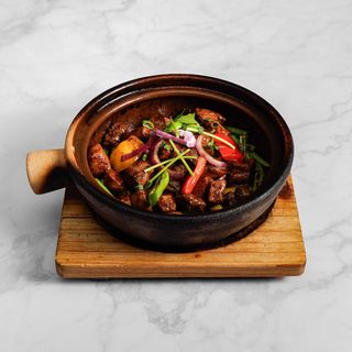 Asado di manzo alla piastra con la salsa soia e pepe nero