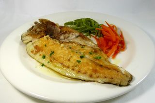 Dorada a la plancha con táktuka y ensalada de arroz