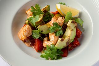 Авокадо гриль с креветками и с томатами 