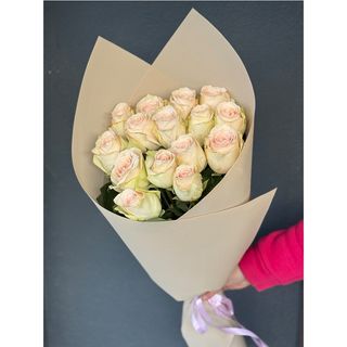 15 ніжно-рожевих троянд з пакуванням