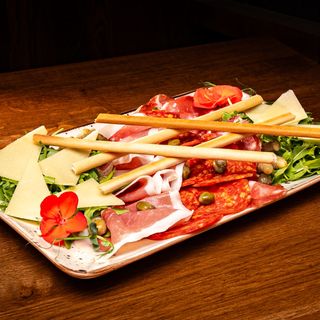 Set de mezeluri cu grissini   