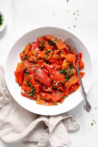 Pečene paprike salata