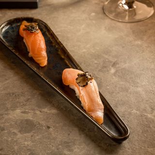 2 nigiri salmone flambè al tartufo