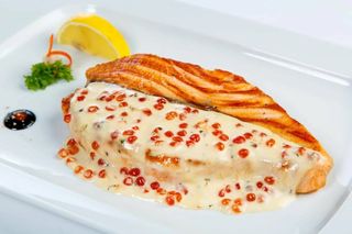Филе лосося под сливочно-икорным соусом