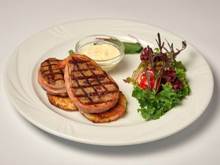 Медальйони під соусом камамбер (150/70/50г)