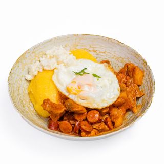 Tochitura dobrogeana cu mamaliga si telemea de vaca