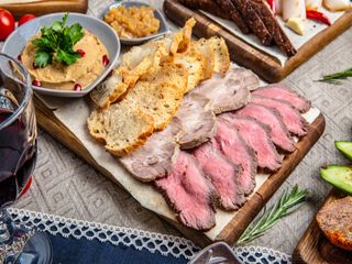 Platou aperitiv Mukuzani la vin roşu