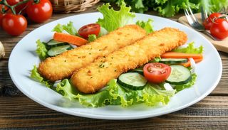 Кашкавал на плоча със свежа салата