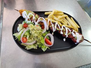 Chuzo Mixto , Patatas y Ensalada