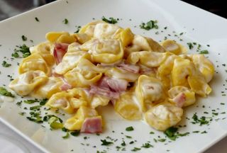 Tortellini con panna e prosciutto