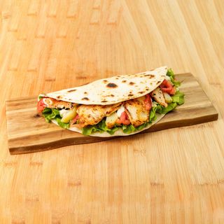 Pollo alla griglia, squacquerone dop , patate al forno, maionese , insalata